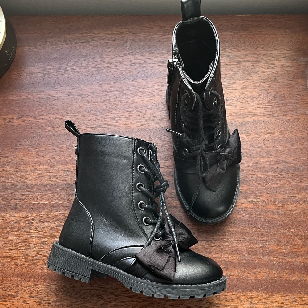 Vince Camuto combat boots w/bow
Brand new Zipper closure Size 7 (Infant/Toddler)